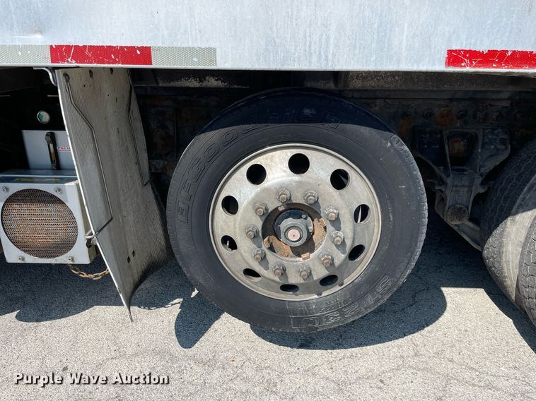 image for item LV9789 2016 International 7600  vacuum truck