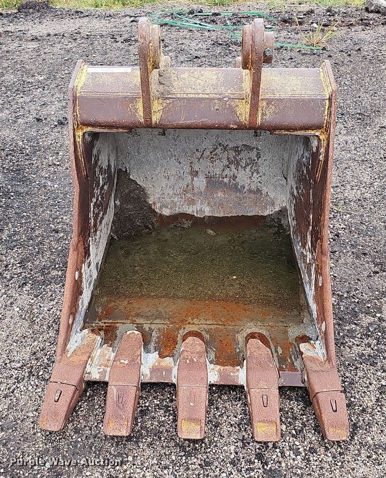 image for item MD9998 2005 WB  36" W excavator bucket