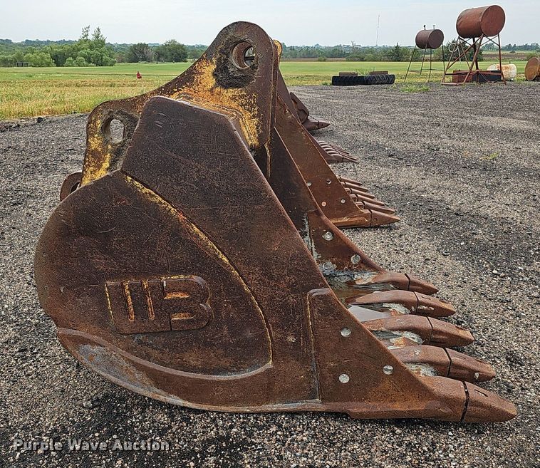 image for item MD9998 2005 WB  36" W excavator bucket
