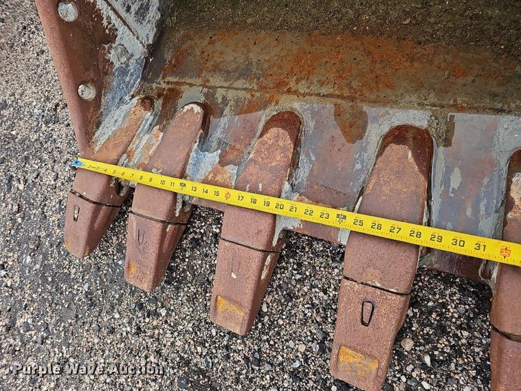 image for item MD9998 2005 WB  36" W excavator bucket