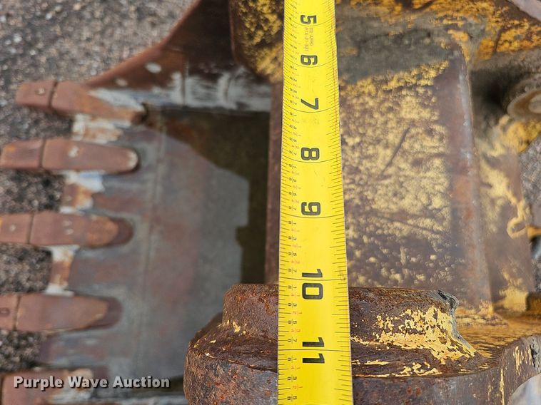 image for item MD9998 2005 WB  36" W excavator bucket