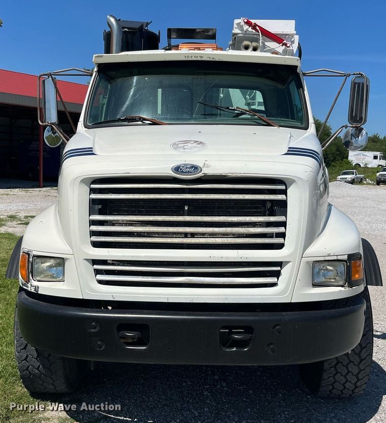 image for item MG9426 1998 Ford LT9513  vacuum truck