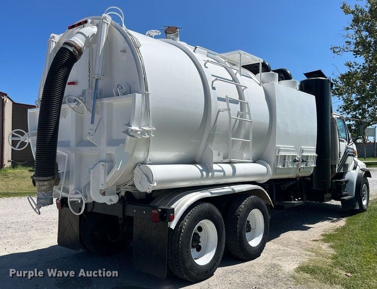 image for item MG9426 1998 Ford LT9513  vacuum truck