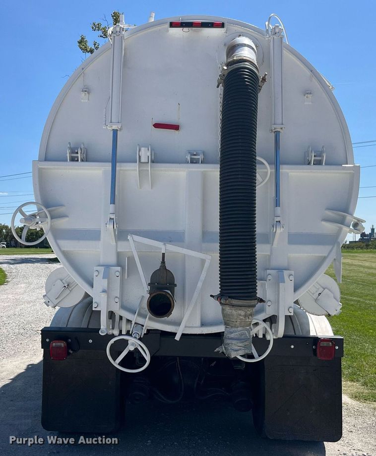 image for item MG9426 1998 Ford LT9513  vacuum truck