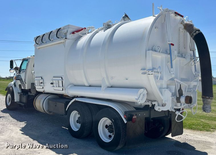 image for item MG9426 1998 Ford LT9513  vacuum truck