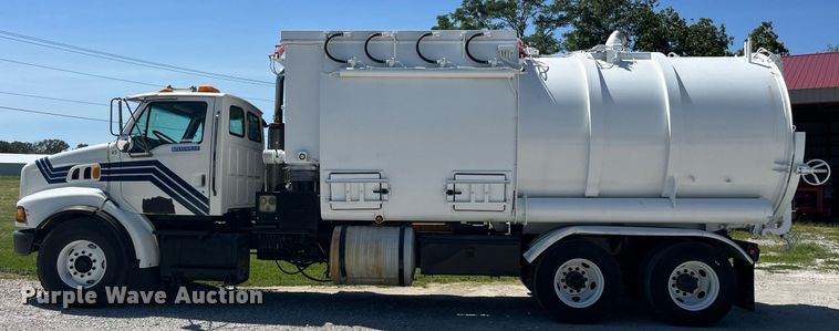 image for item MG9426 1998 Ford LT9513  vacuum truck