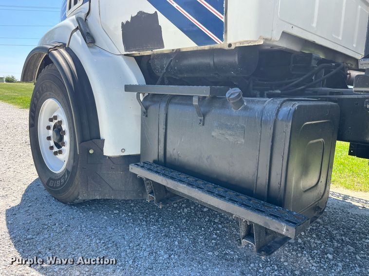 image for item MG9426 1998 Ford LT9513  vacuum truck