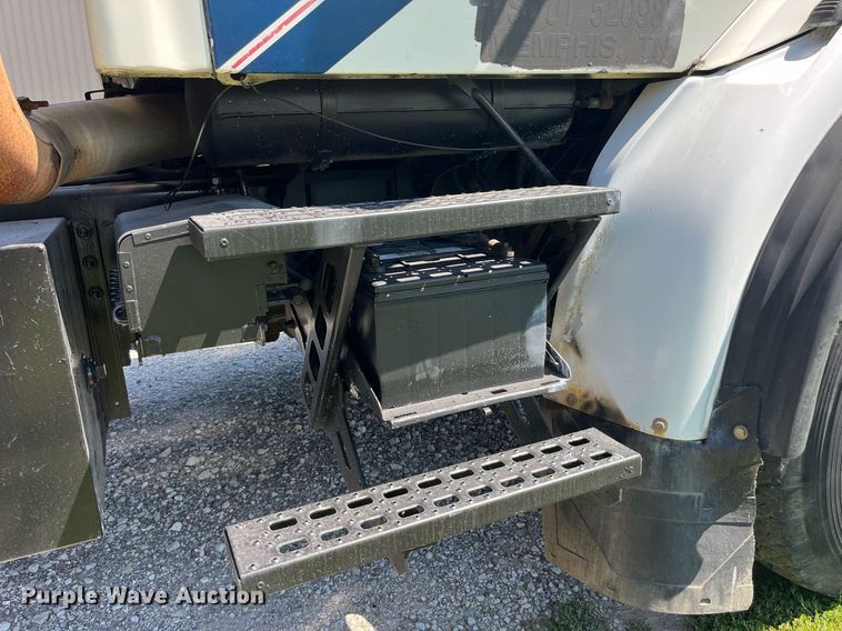 image for item MG9426 1998 Ford LT9513  vacuum truck