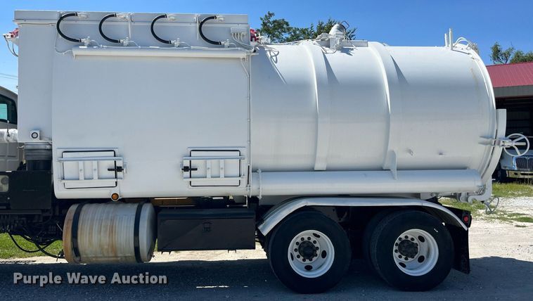 image for item MG9426 1998 Ford LT9513  vacuum truck