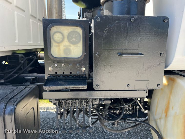 image for item MG9426 1998 Ford LT9513  vacuum truck