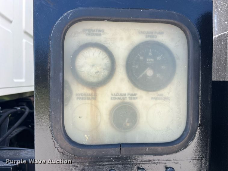 image for item MG9426 1998 Ford LT9513  vacuum truck