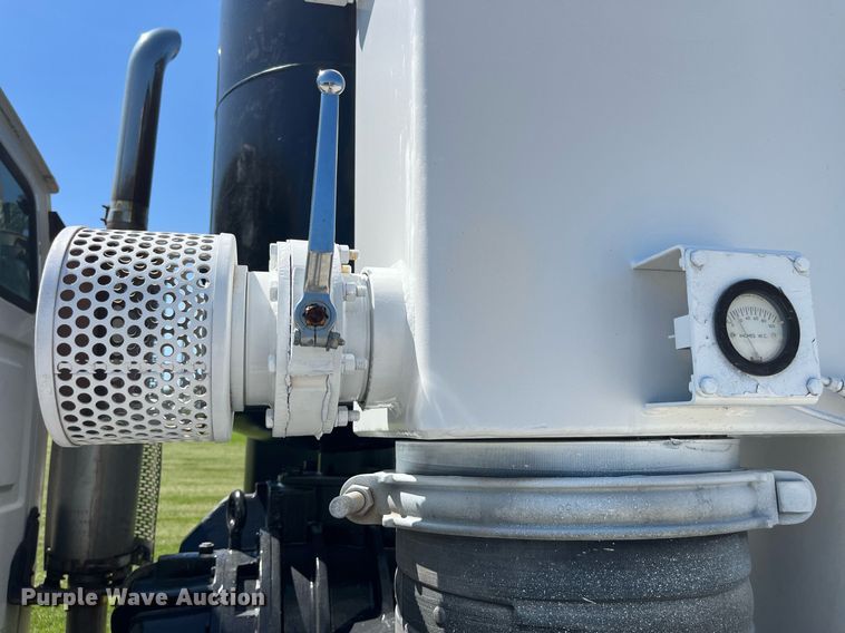 image for item MG9426 1998 Ford LT9513  vacuum truck