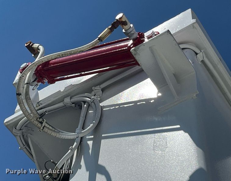 image for item MG9426 1998 Ford LT9513  vacuum truck