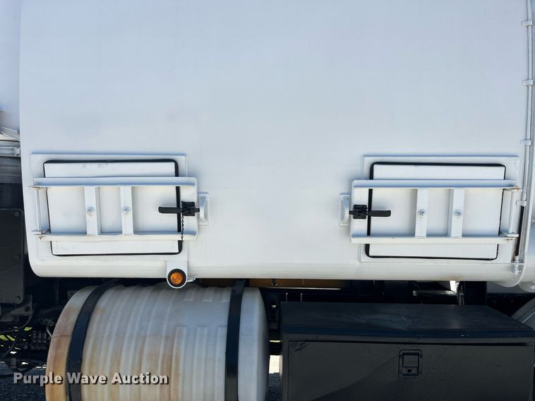 image for item MG9426 1998 Ford LT9513  vacuum truck