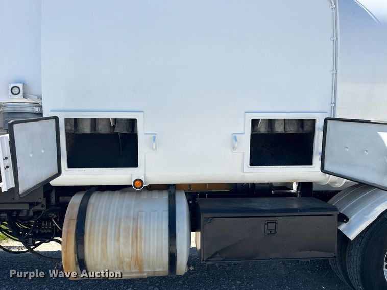 image for item MG9426 1998 Ford LT9513  vacuum truck