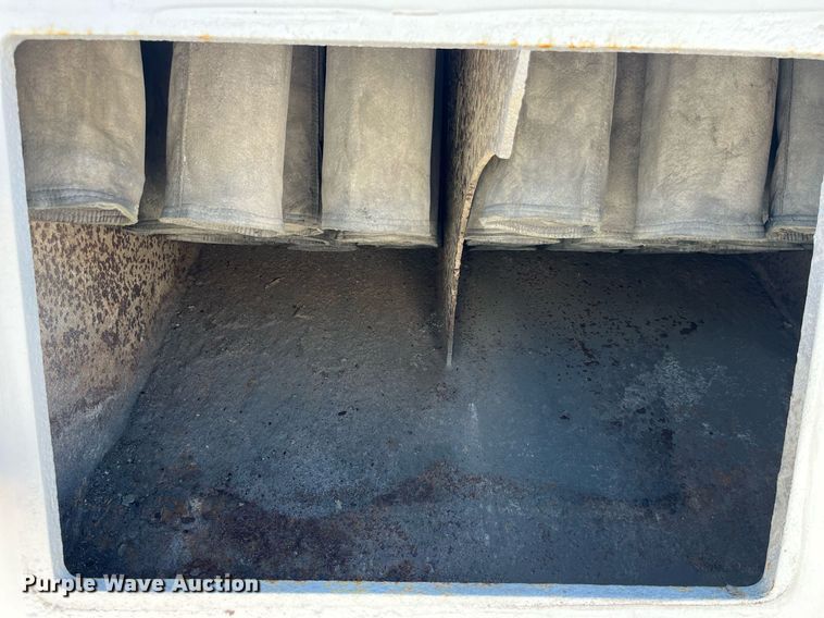 image for item MG9426 1998 Ford LT9513  vacuum truck