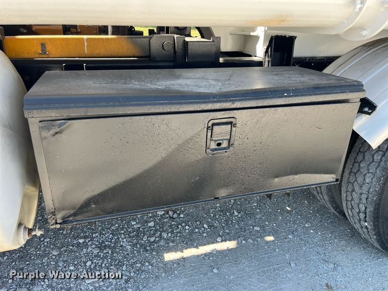 image for item MG9426 1998 Ford LT9513  vacuum truck