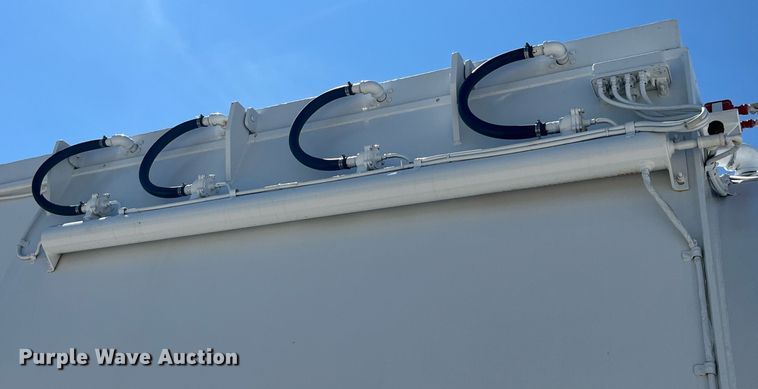 image for item MG9426 1998 Ford LT9513  vacuum truck