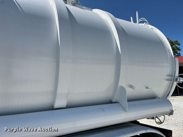 image for item MG9426 1998 Ford LT9513  vacuum truck