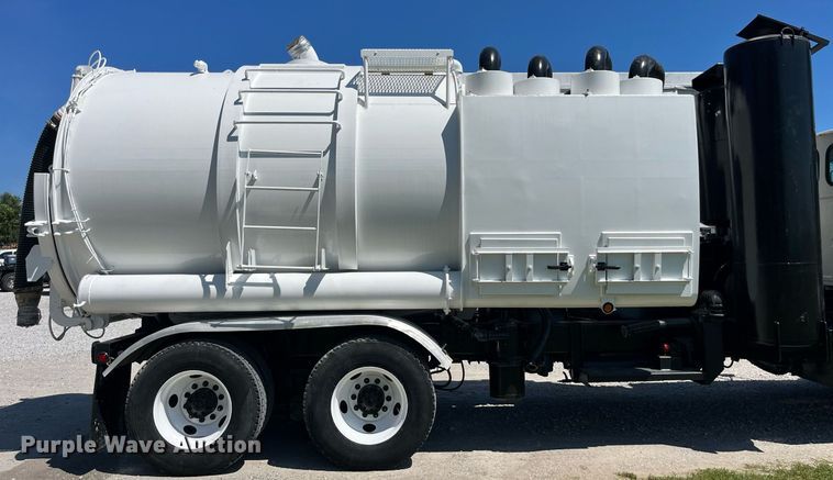 image for item MG9426 1998 Ford LT9513  vacuum truck