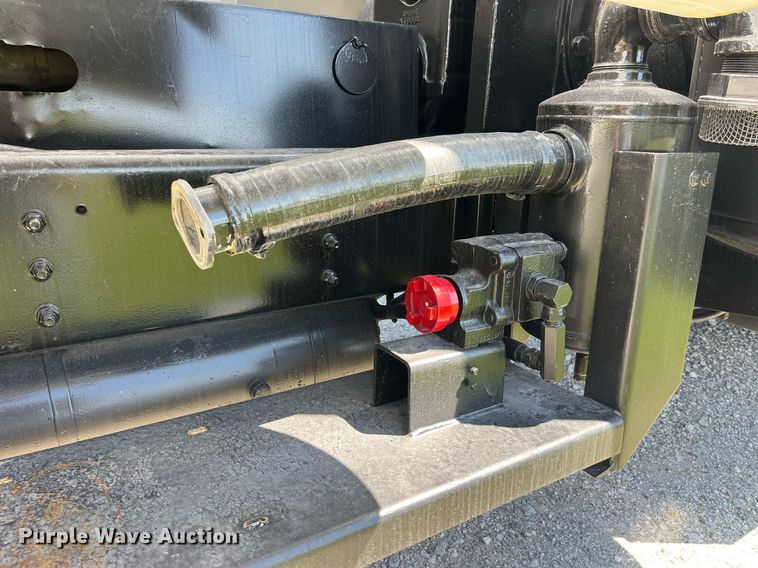 image for item MG9426 1998 Ford LT9513  vacuum truck