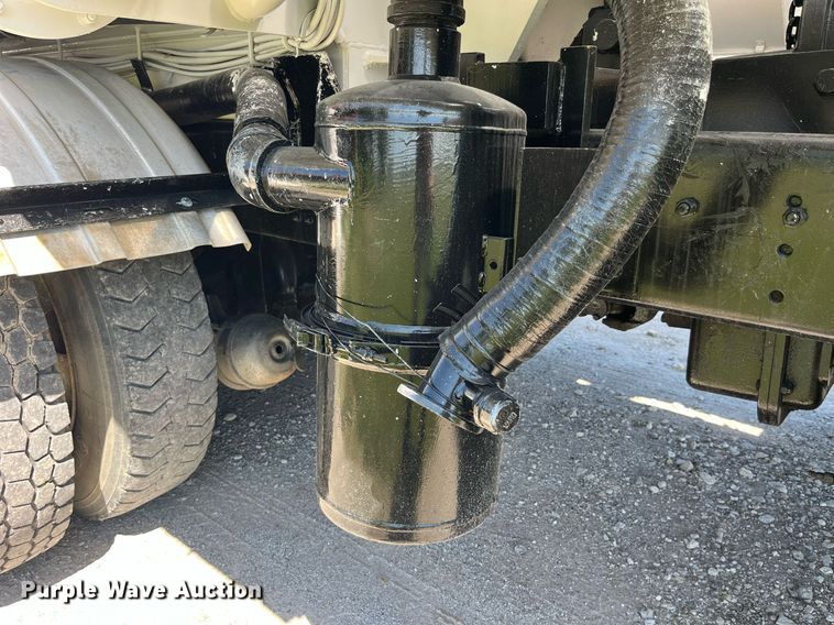 image for item MG9426 1998 Ford LT9513  vacuum truck