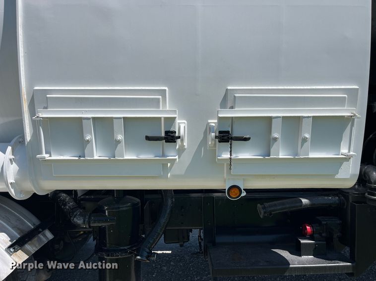 image for item MG9426 1998 Ford LT9513  vacuum truck