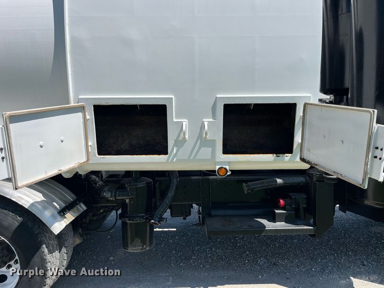 image for item MG9426 1998 Ford LT9513  vacuum truck