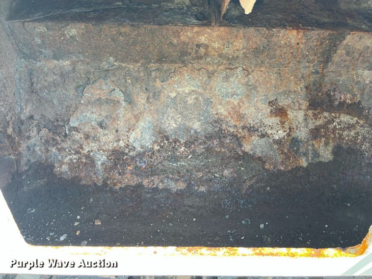 image for item MG9426 1998 Ford LT9513  vacuum truck