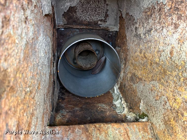 image for item MG9426 1998 Ford LT9513  vacuum truck