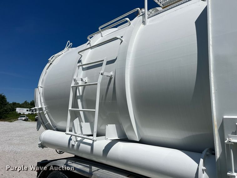 image for item MG9426 1998 Ford LT9513  vacuum truck