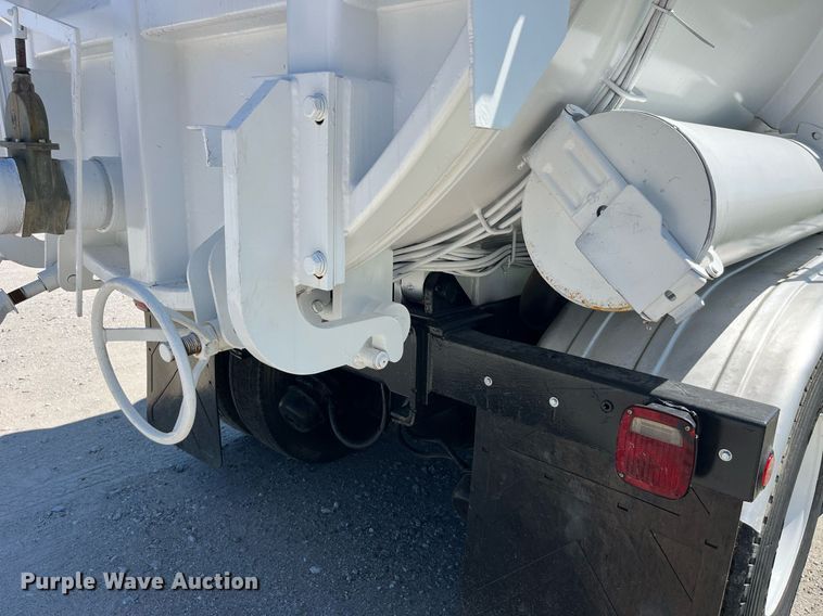 image for item MG9426 1998 Ford LT9513  vacuum truck