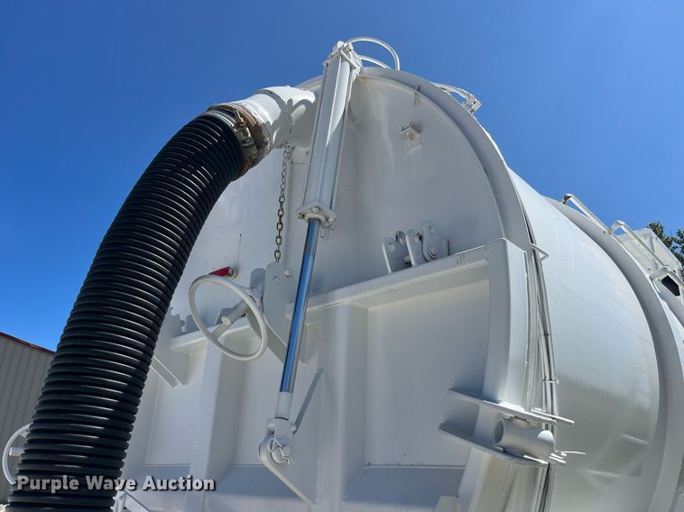 image for item MG9426 1998 Ford LT9513  vacuum truck