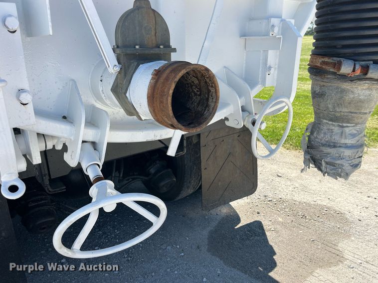 image for item MG9426 1998 Ford LT9513  vacuum truck