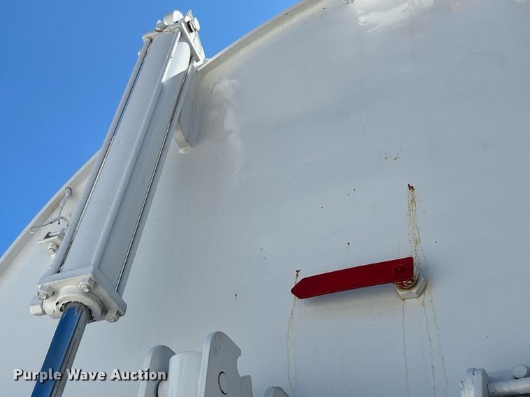 image for item MG9426 1998 Ford LT9513  vacuum truck