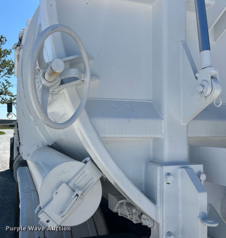 image for item MG9426 1998 Ford LT9513  vacuum truck