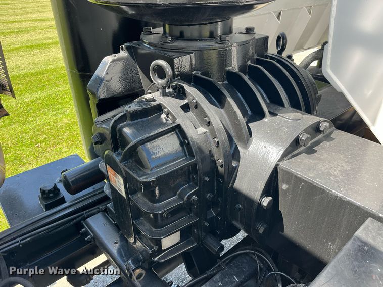 image for item MG9426 1998 Ford LT9513  vacuum truck