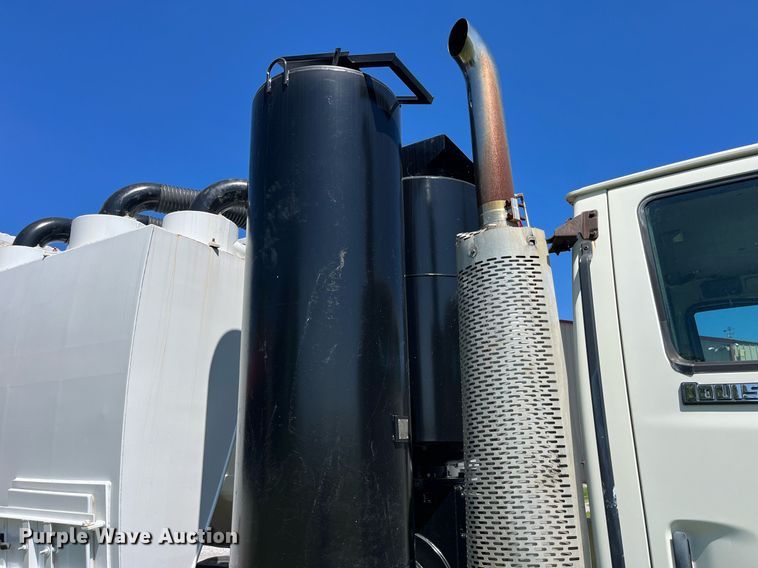 image for item MG9426 1998 Ford LT9513  vacuum truck