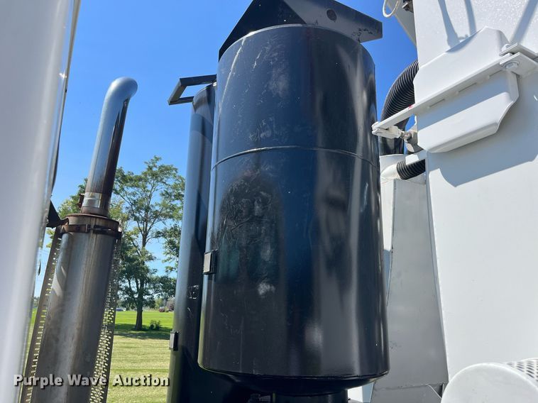 image for item MG9426 1998 Ford LT9513  vacuum truck