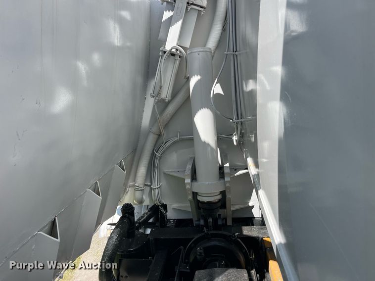 image for item MG9426 1998 Ford LT9513  vacuum truck