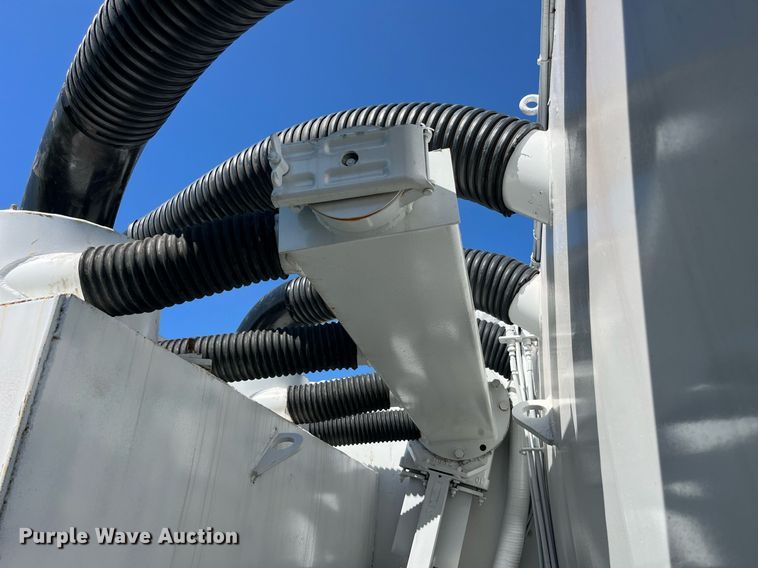 image for item MG9426 1998 Ford LT9513  vacuum truck