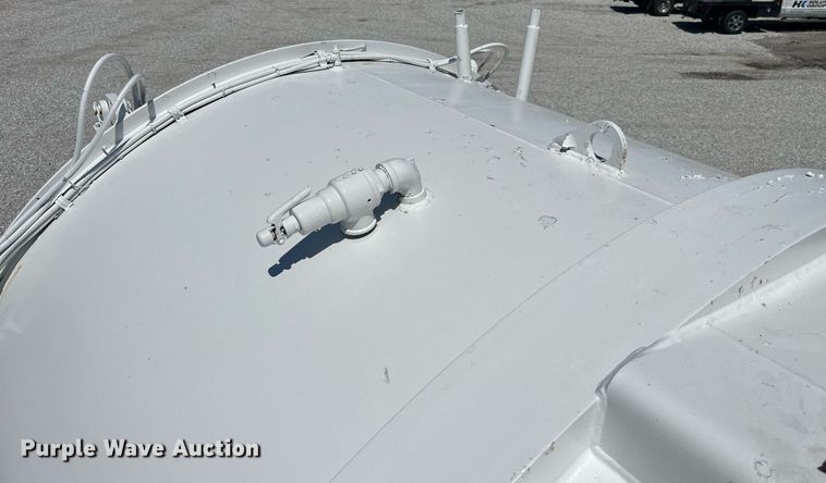 image for item MG9426 1998 Ford LT9513  vacuum truck