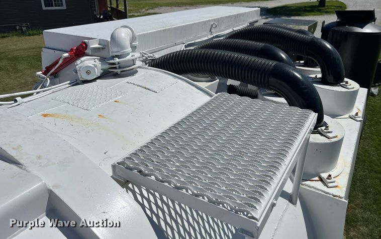 image for item MG9426 1998 Ford LT9513  vacuum truck