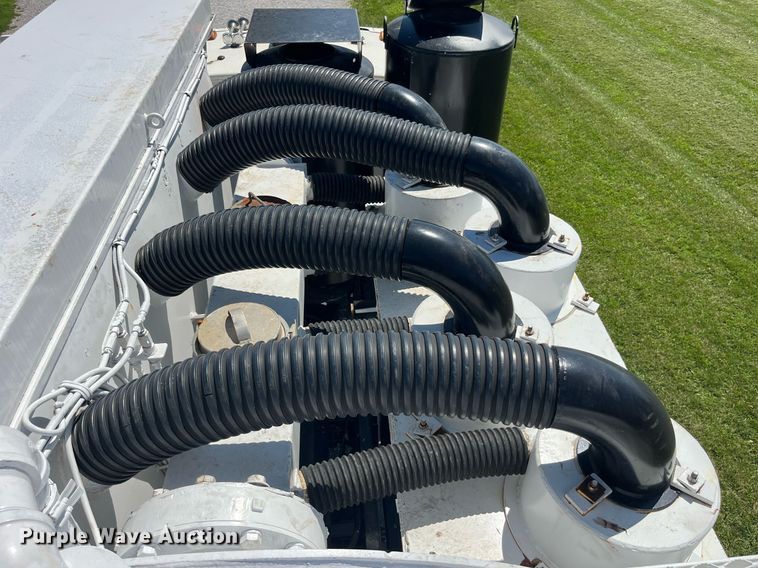 image for item MG9426 1998 Ford LT9513  vacuum truck