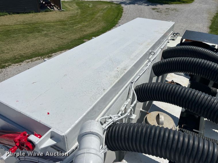 image for item MG9426 1998 Ford LT9513  vacuum truck