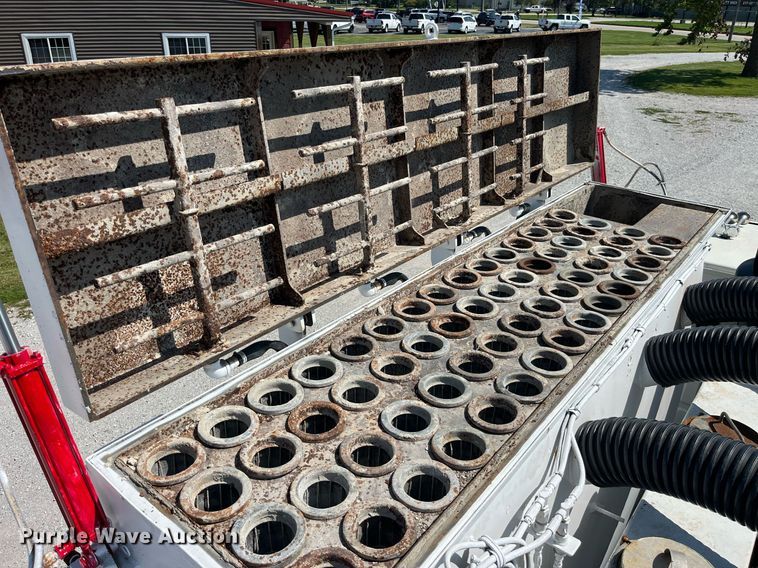 image for item MG9426 1998 Ford LT9513  vacuum truck