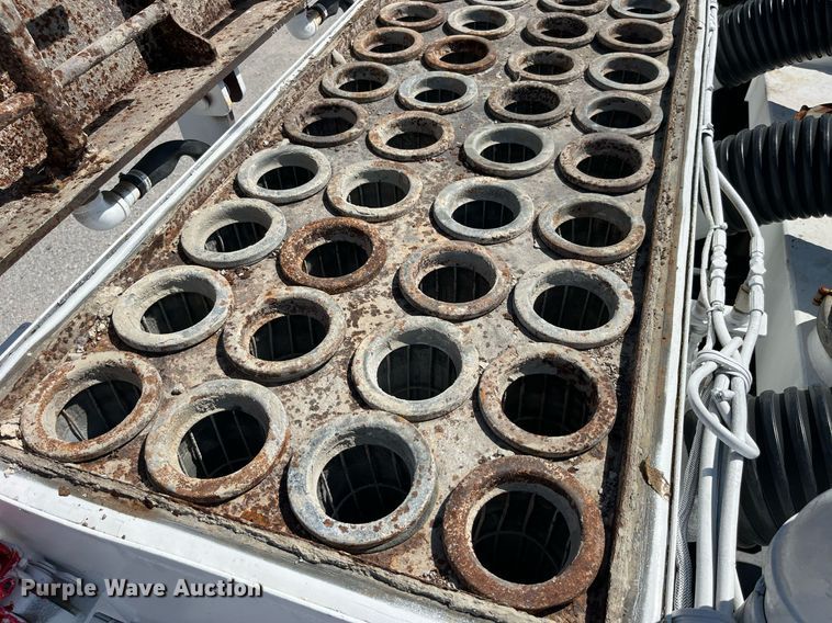 image for item MG9426 1998 Ford LT9513  vacuum truck