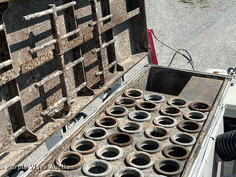 image for item MG9426 1998 Ford LT9513  vacuum truck