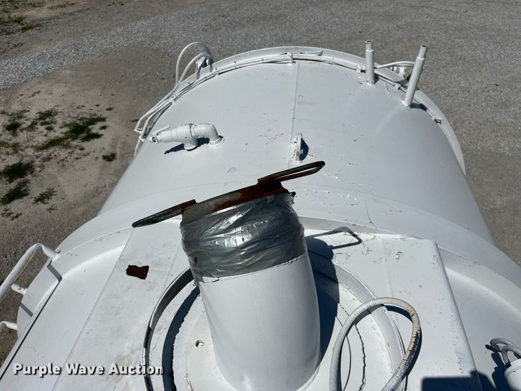 image for item MG9426 1998 Ford LT9513  vacuum truck