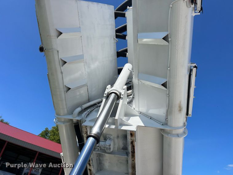 image for item MG9426 1998 Ford LT9513  vacuum truck